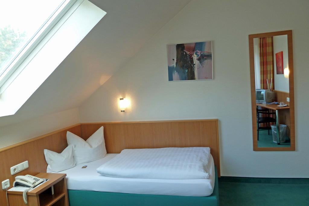 Landhotel Sulzbacher Hof Sulzbach (Hessen) Quarto foto