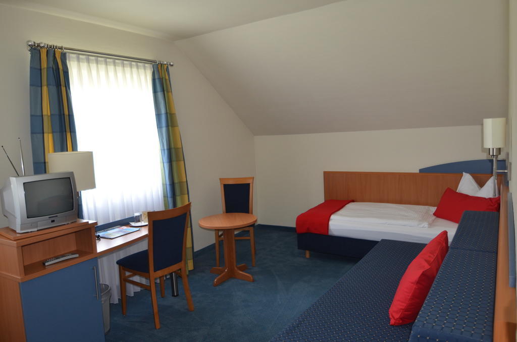 Landhotel Sulzbacher Hof Sulzbach (Hessen) Quarto foto
