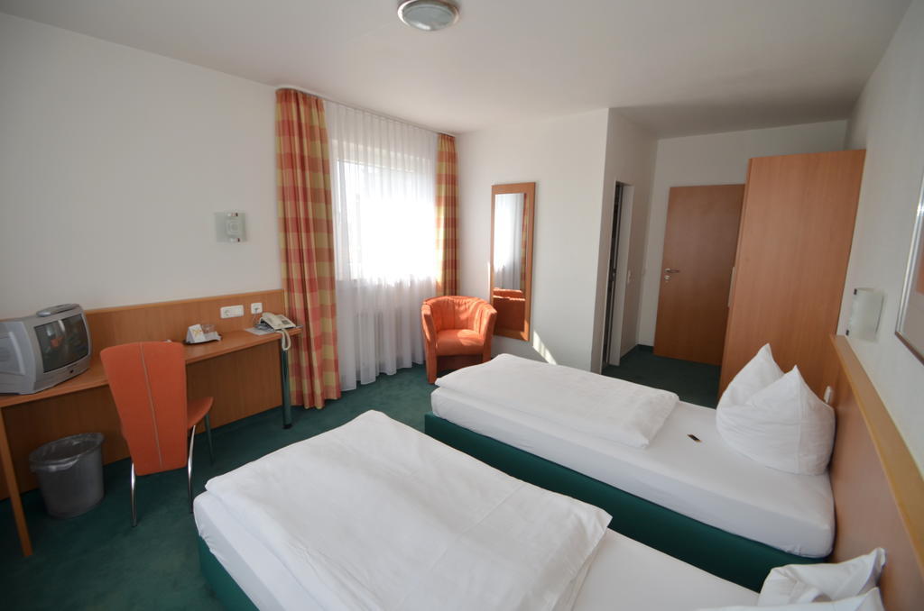 Landhotel Sulzbacher Hof Sulzbach (Hessen) Quarto foto