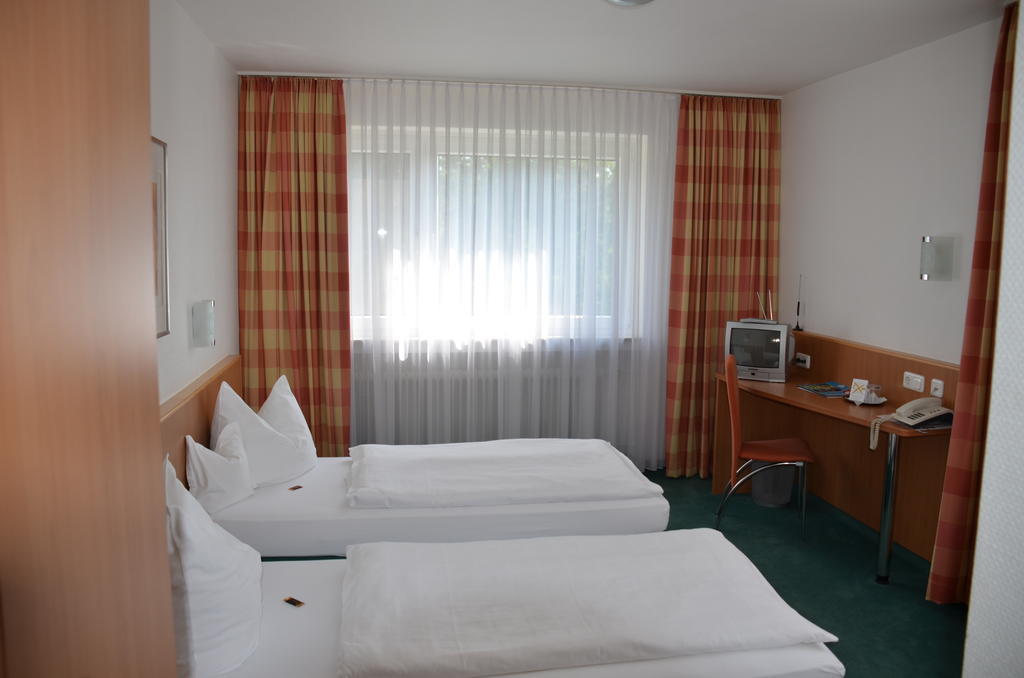 Landhotel Sulzbacher Hof Sulzbach (Hessen) Quarto foto